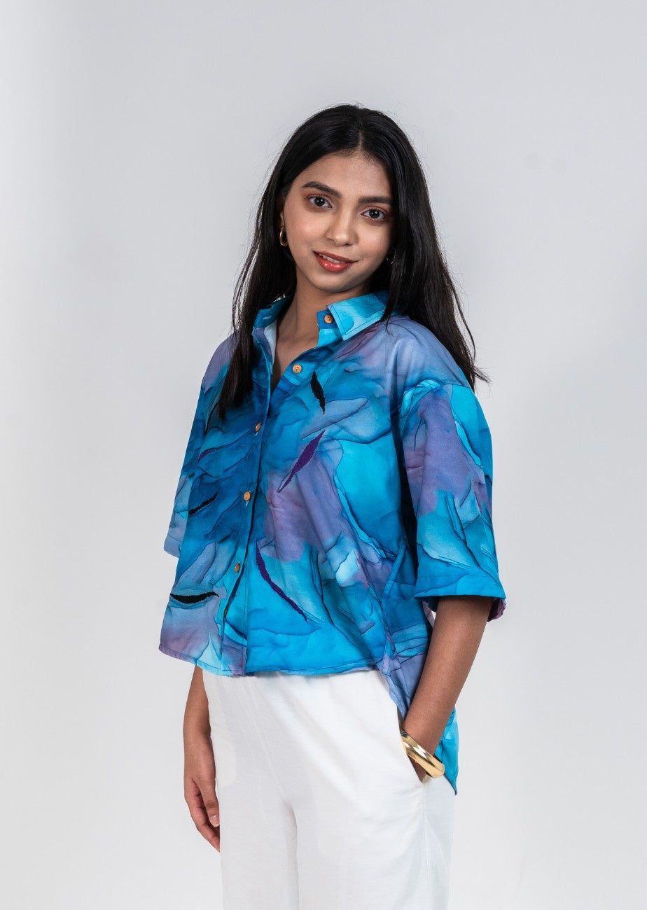 Cropped women's shirt in bright blue and purple marble print with short sleeves and thread work embroidery