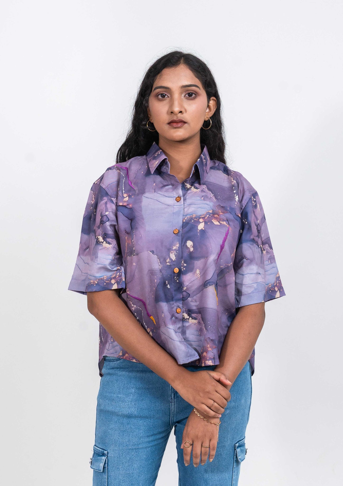 Cropped women's shirt in purple shades marble print with short sleeves and thread work embroidery