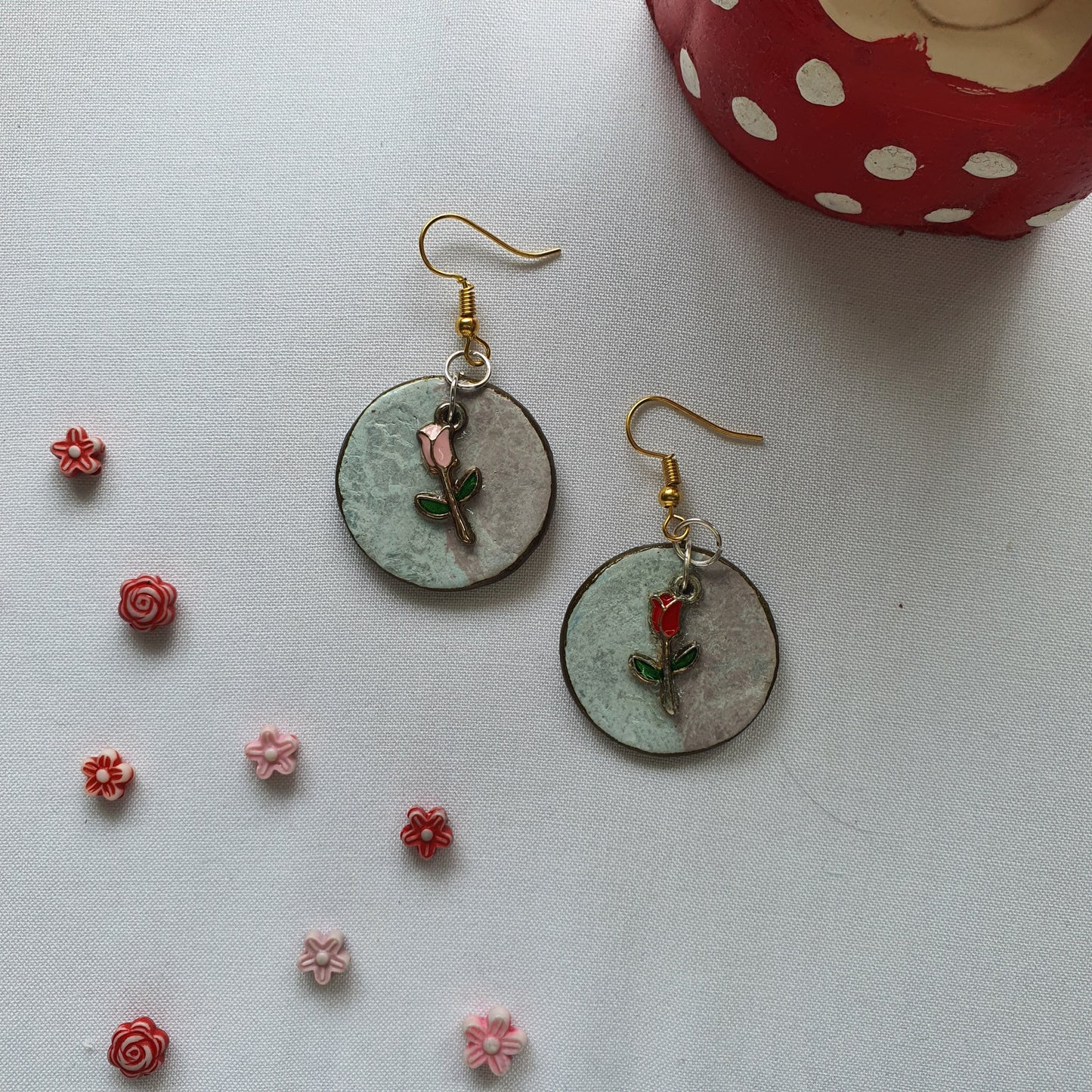 Circular earrings with rose charm