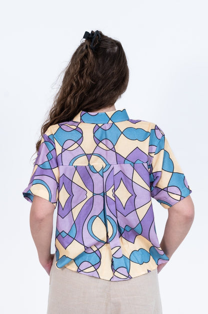 Cropped women's shirt in pastel purple blue and yellow abstract print with short sleeves