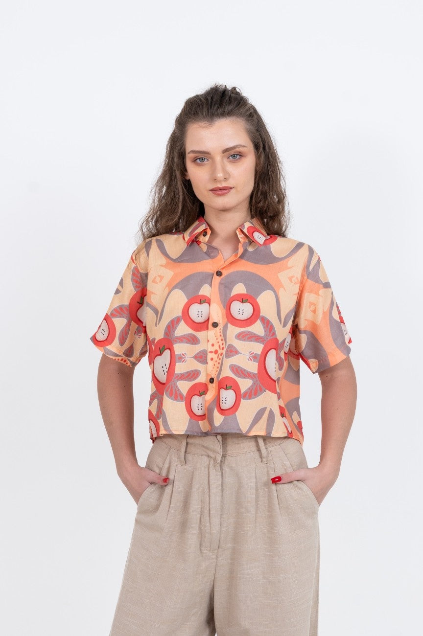 Cropped women's shirt in apple marble print with short sleeves