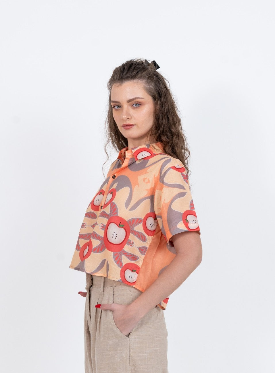 Cropped women's shirt in apple marble print with short sleeves