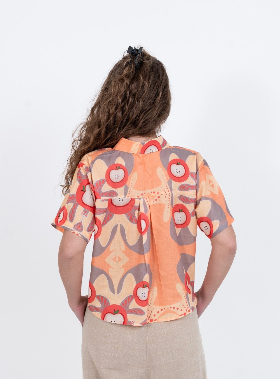 Cropped women's shirt in apple marble print with short sleeves