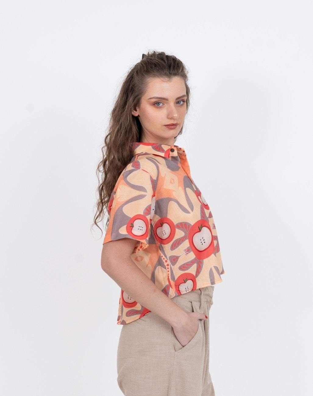 Cropped women's shirt in apple marble print with short sleeves