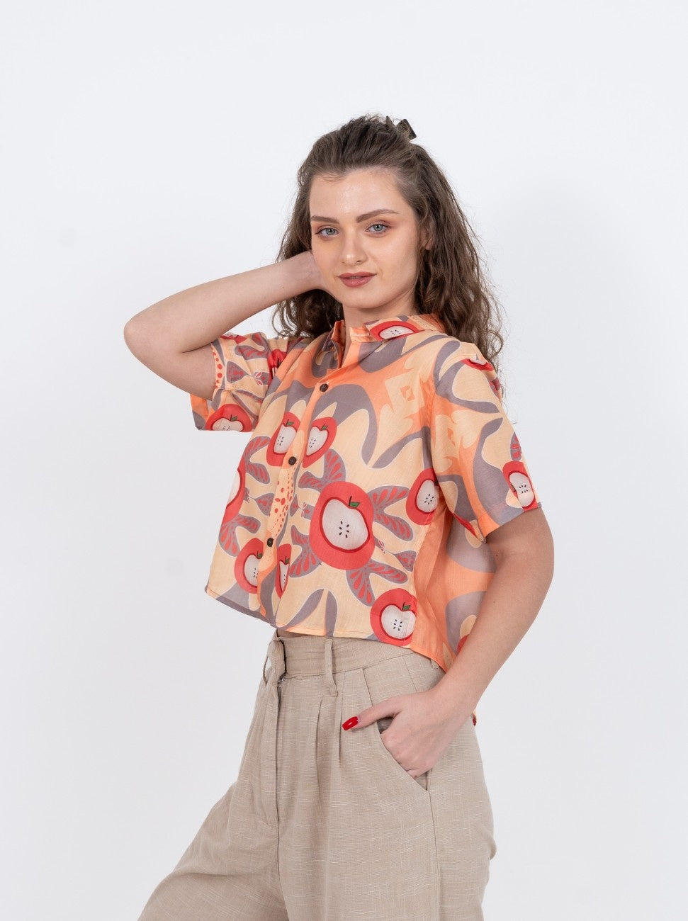 Cropped women's shirt in apple marble print with short sleeves