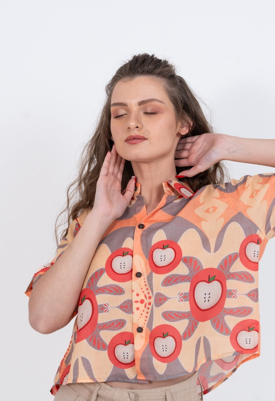 Cropped women's shirt in apple marble print with short sleeves