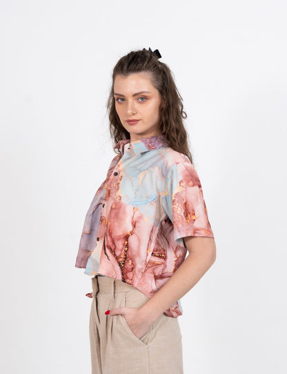 Cropped women's shirt in brown and purple marble print with short sleeves and thread work embroidery