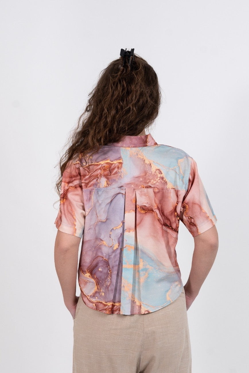 Cropped women's shirt in brown and purple marble print with short sleeves and thread work embroidery