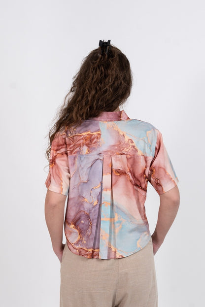 Cropped women's shirt in brown and purple marble print with short sleeves and thread work embroidery