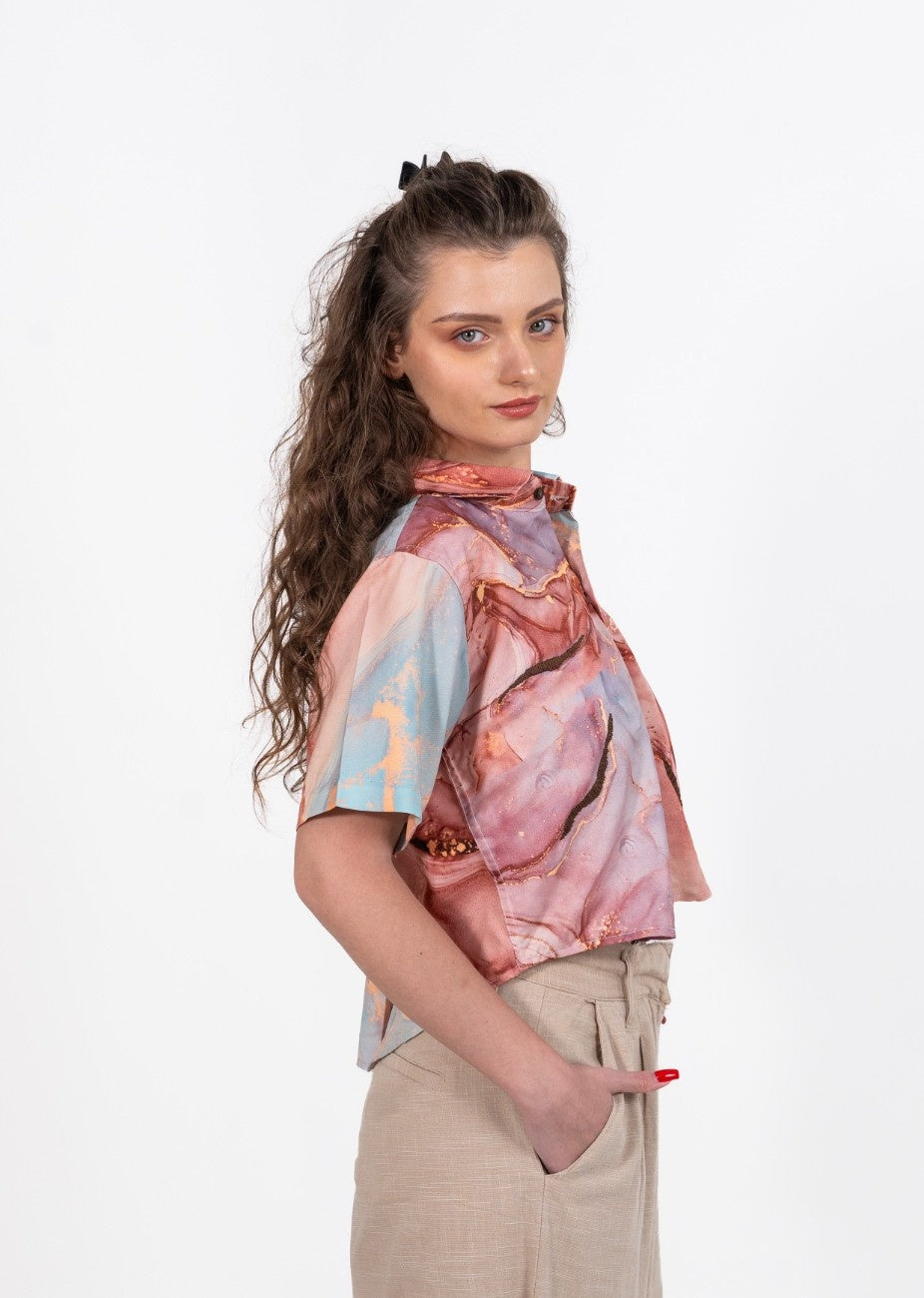 Cropped women's shirt in brown and purple marble print with short sleeves and thread work embroidery