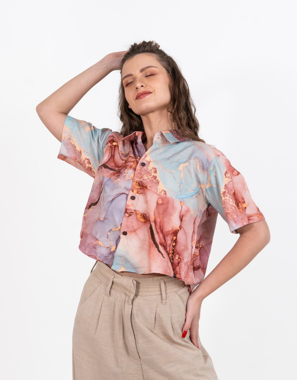 Cropped women's shirt in brown and purple marble print with short sleeves and thread work embroidery