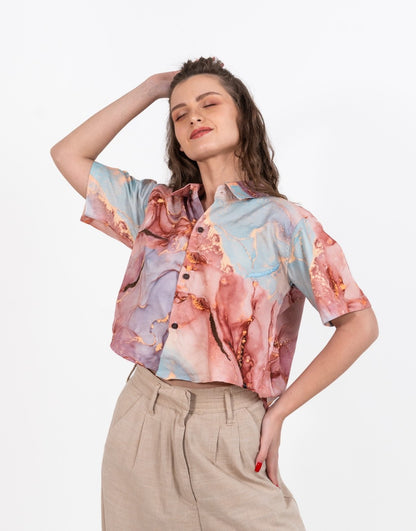 Cropped women's shirt in brown and purple marble print with short sleeves and thread work embroidery