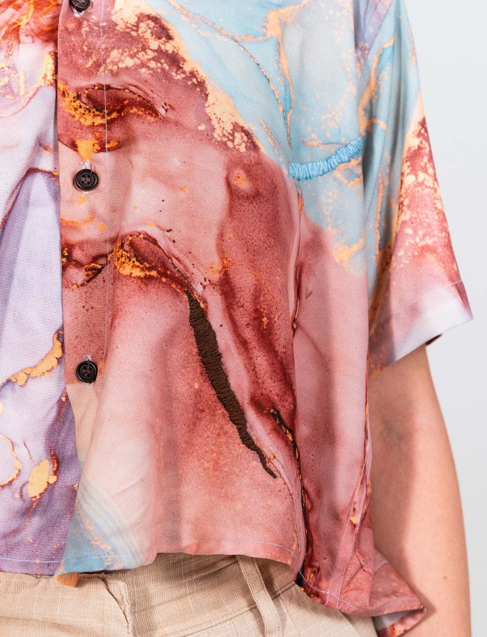 Cropped women's shirt in brown and purple marble print with short sleeves and thread work embroidery