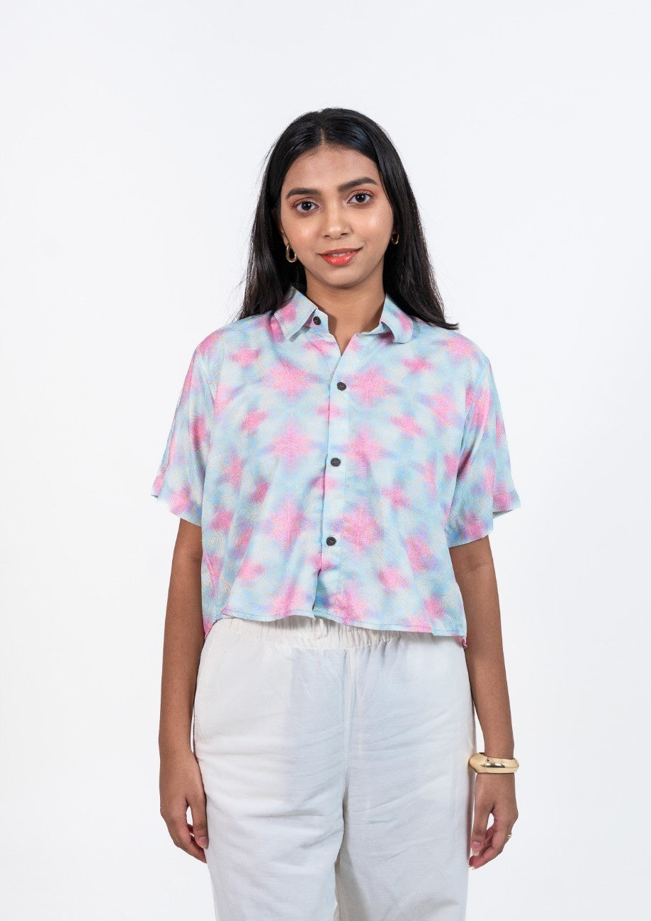 Cropped women's shirt in blue and pink abstract print with short sleeves
