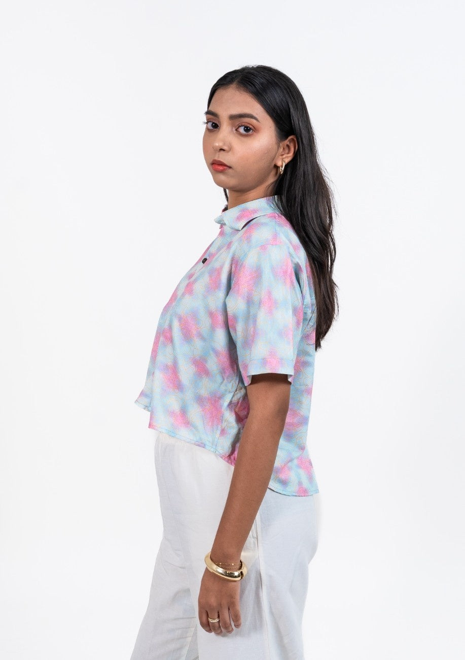 Cropped women's shirt in blue and pink abstract print with short sleeves