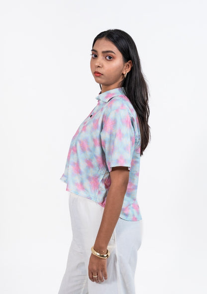 Cropped women's shirt in blue and pink abstract print with short sleeves