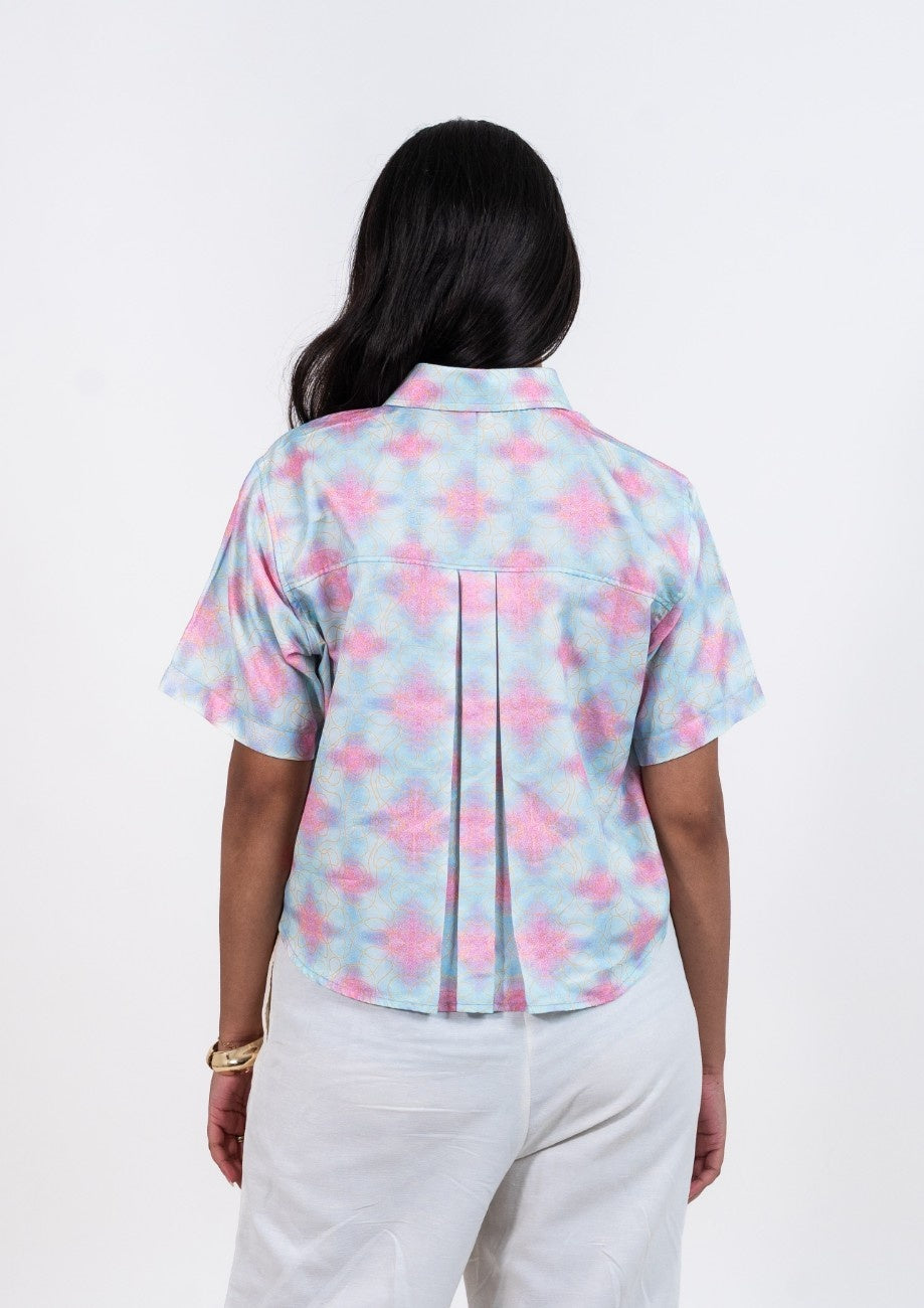 Cropped women's shirt in blue and pink abstract print with short sleeves