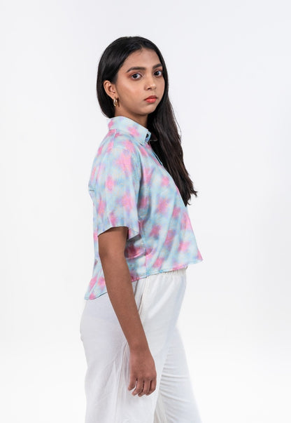 Cropped women's shirt in blue and pink abstract print with short sleeves