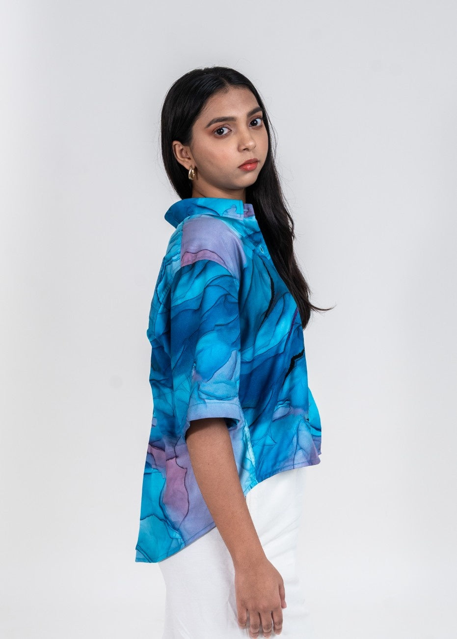 Cropped women's shirt in bright blue and purple marble print with short sleeves and thread work embroidery