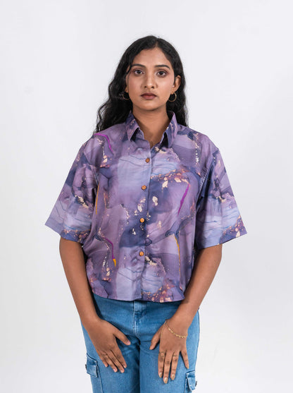 Cropped women's shirt in purple shades marble print with short sleeves and thread work embroidery