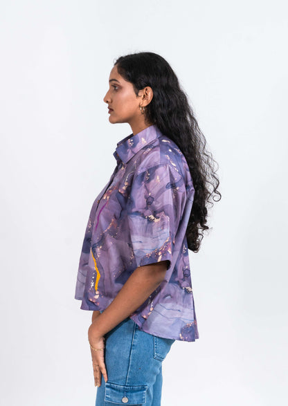 Cropped women's shirt in purple shades marble print with short sleeves and thread work embroidery
