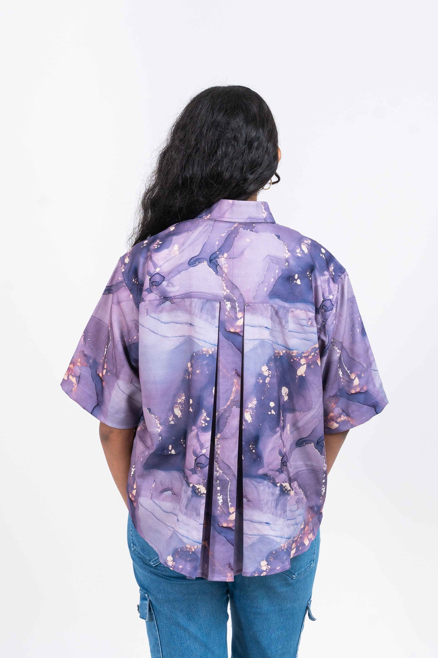 Cropped women's shirt in purple shades marble print with short sleeves and thread work embroidery