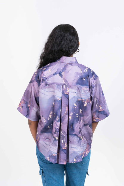 Cropped women's shirt in purple shades marble print with short sleeves and thread work embroidery