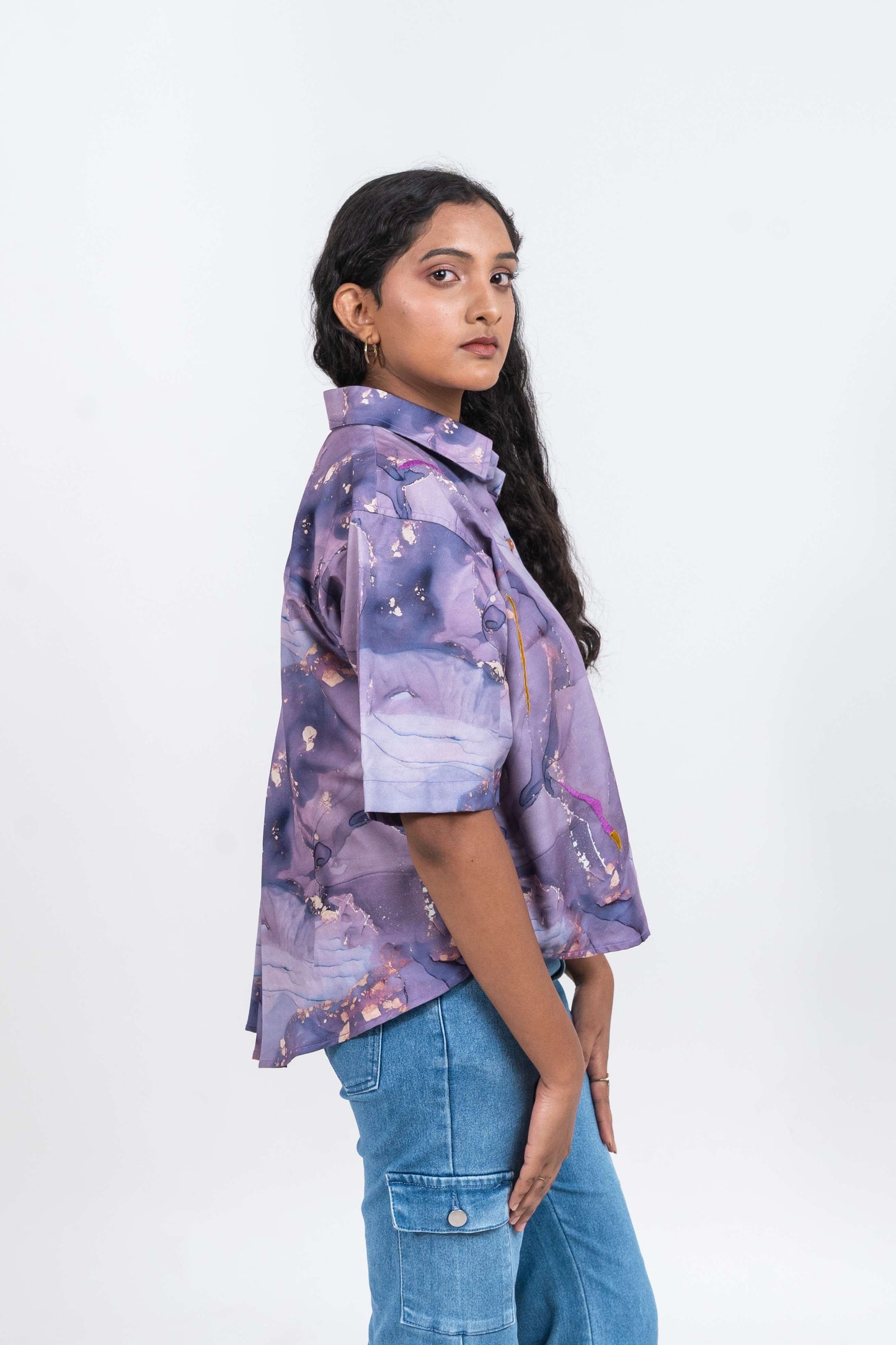 Cropped women's shirt in purple shades marble print with short sleeves and thread work embroidery