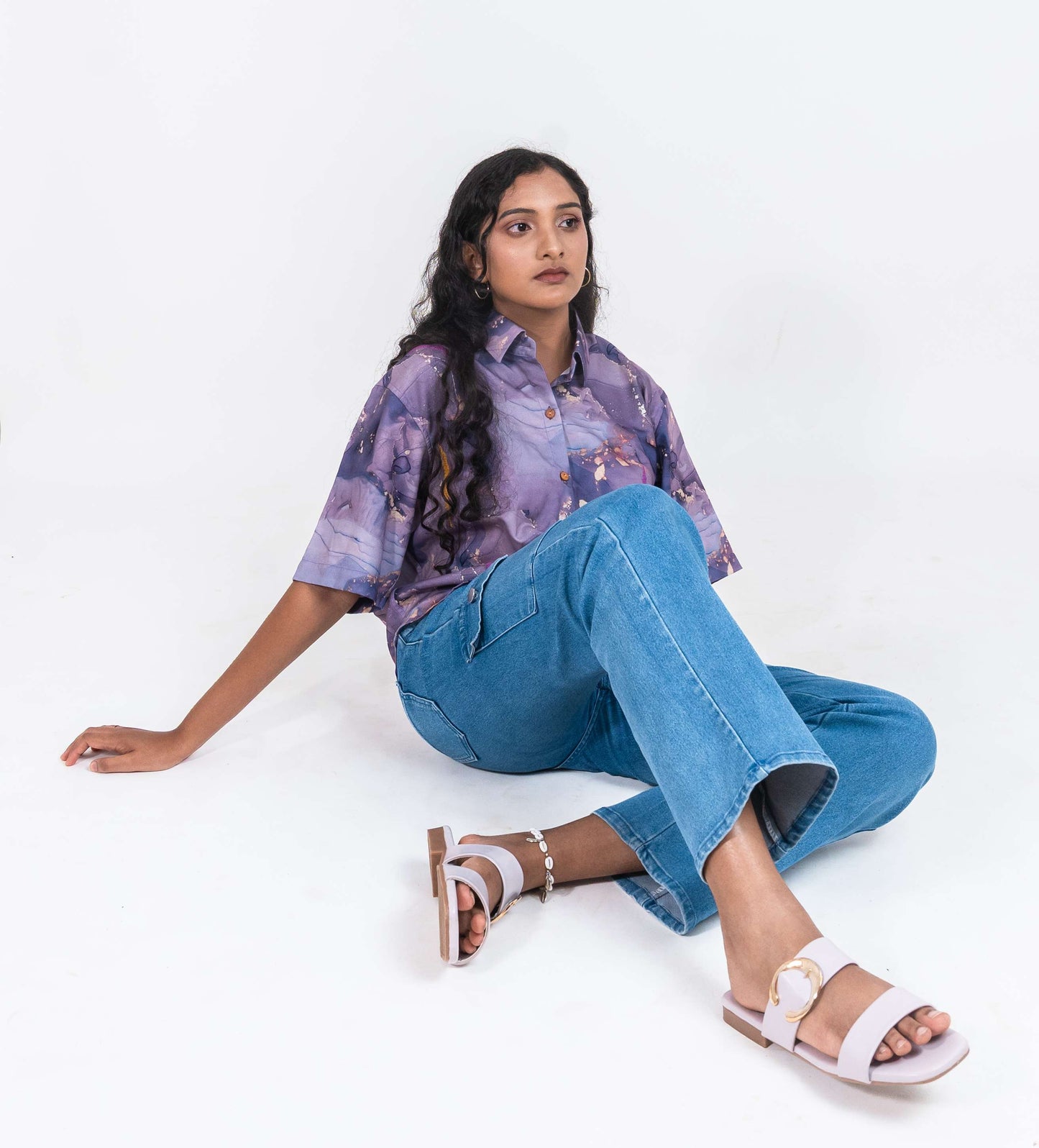 Cropped women's shirt in purple shades marble print with short sleeves and thread work embroidery