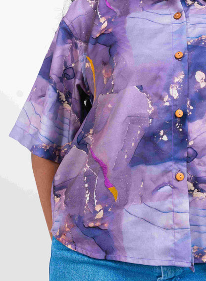 Cropped women's shirt in purple shades marble print with short sleeves and thread work embroidery