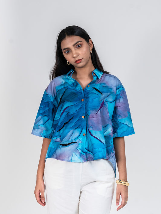 Cropped women's shirt in bright blue and purple marble print with short sleeves and thread work embroidery